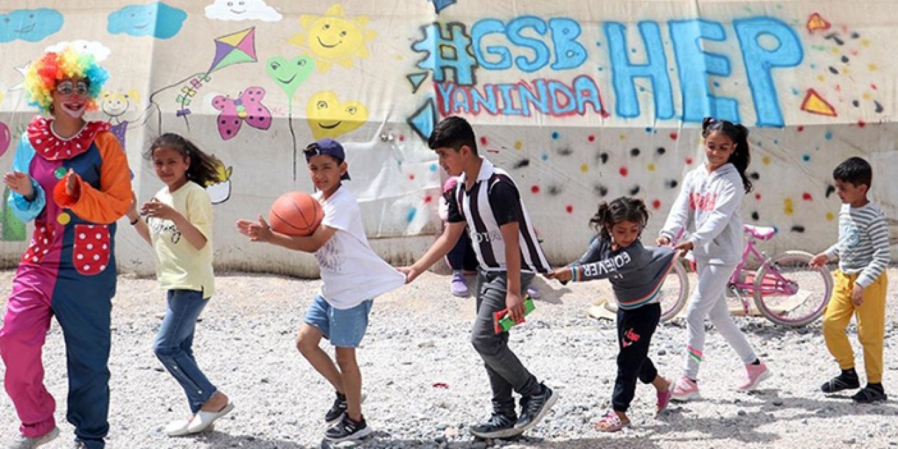Depremzede çocuklara aralıksız destek