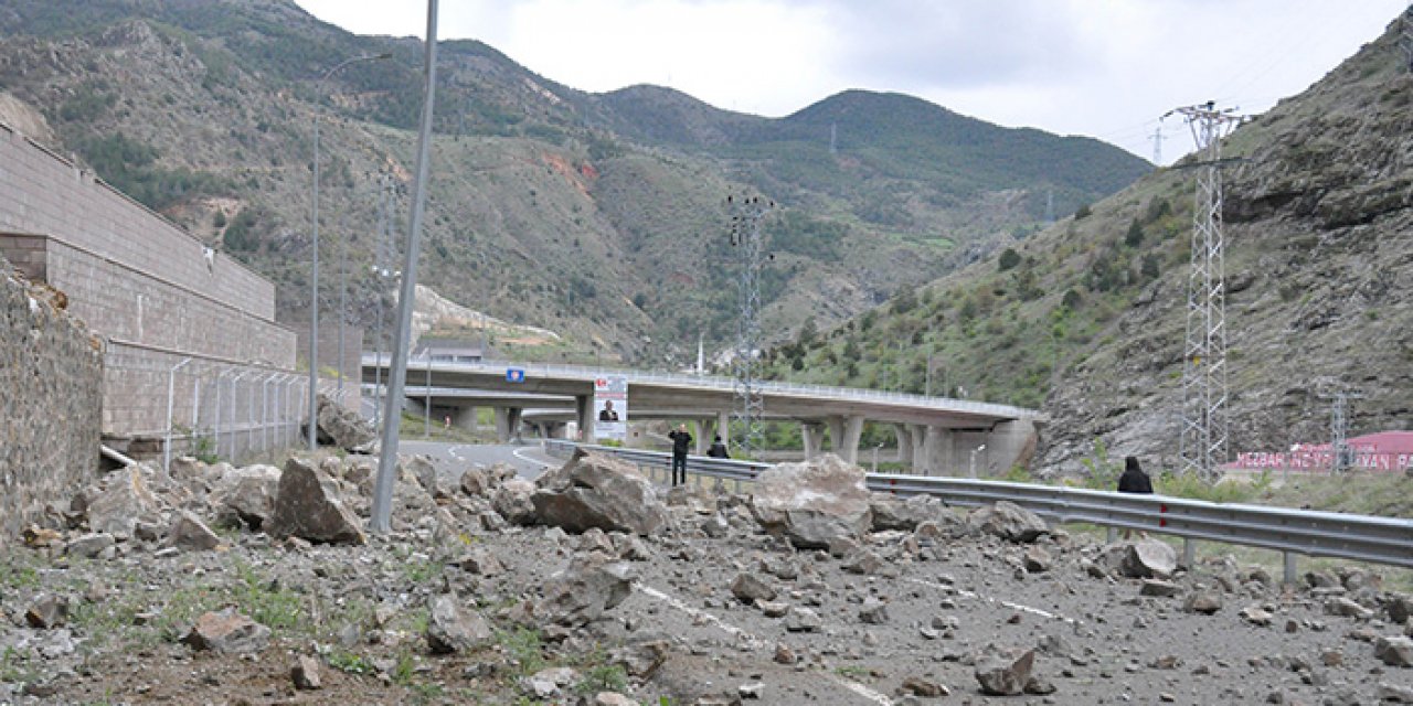 Gümüşhane’de ulaşıma heyelan engeli