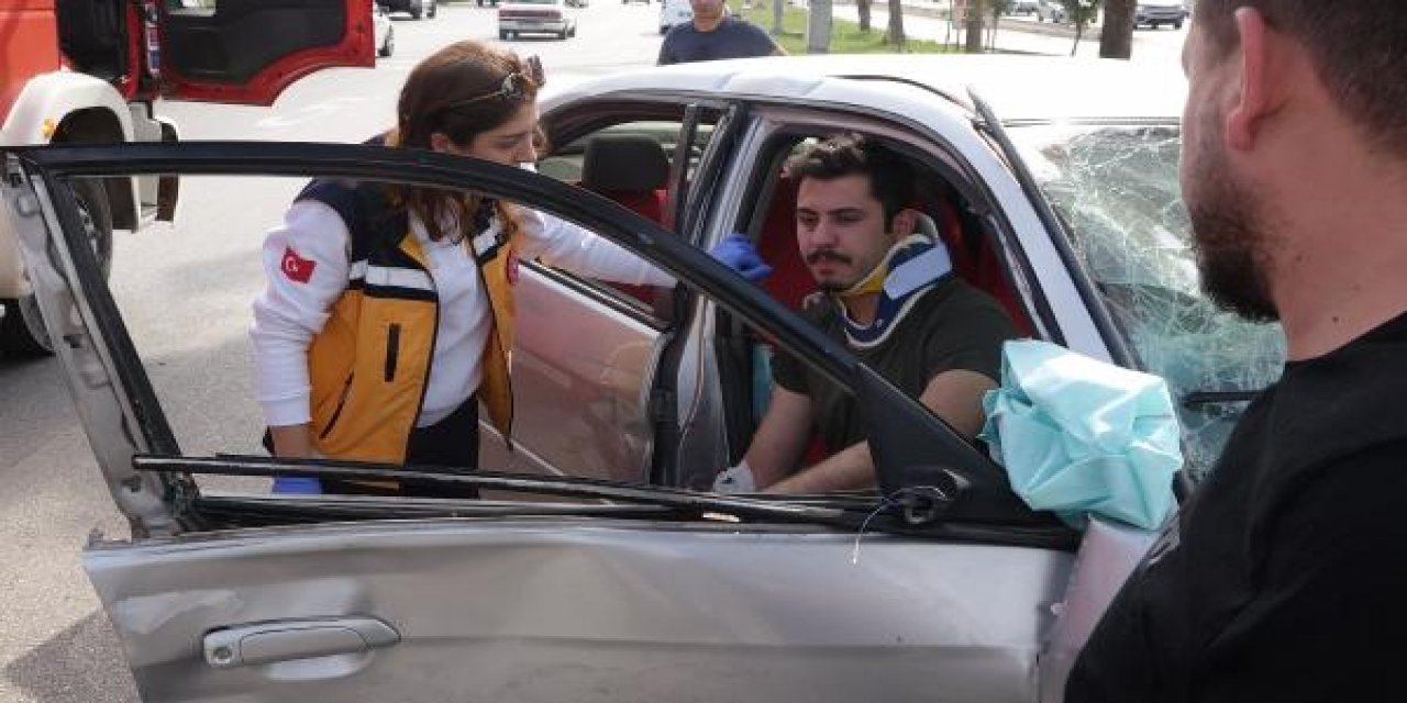 Otomobil önünde giden motosiklete çarptı: 1 ölü, 3 yaralı