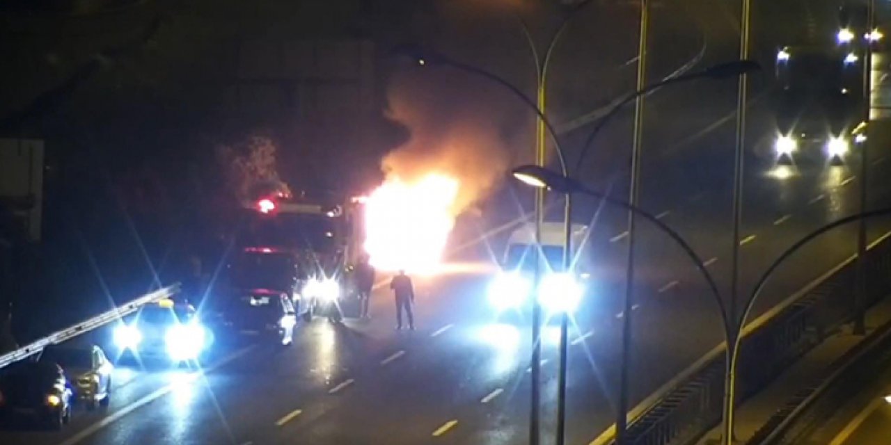 TEM Otoyolu'nda seyir halindeki araç alev topuna döndü