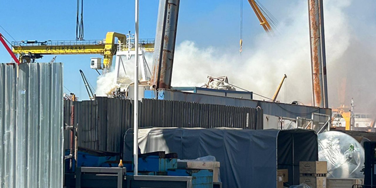 İstanbul'da tersanede yangın