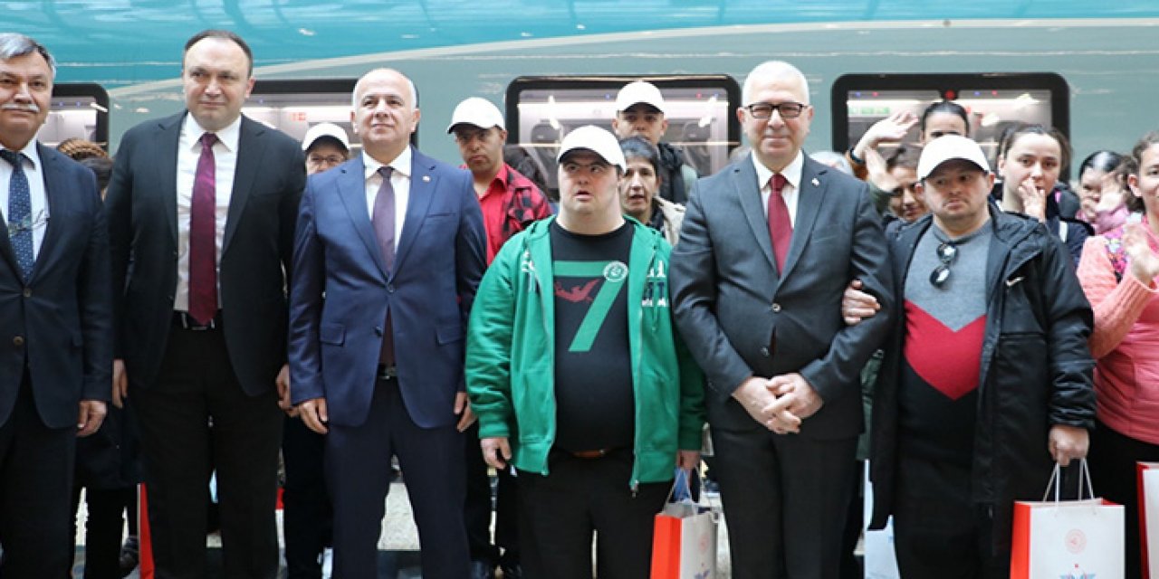 Özel gereksinimli 34 kişi, Yüksek Hızlı Tren heyecanı yaşadı