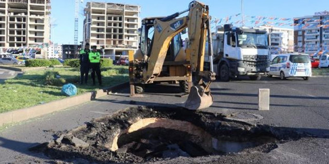 Yol çöktü: 3 metrelik çukur oluştu