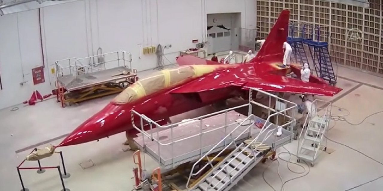 HÜRJET kırmızı beyaz renkleri ile dikkat çekti