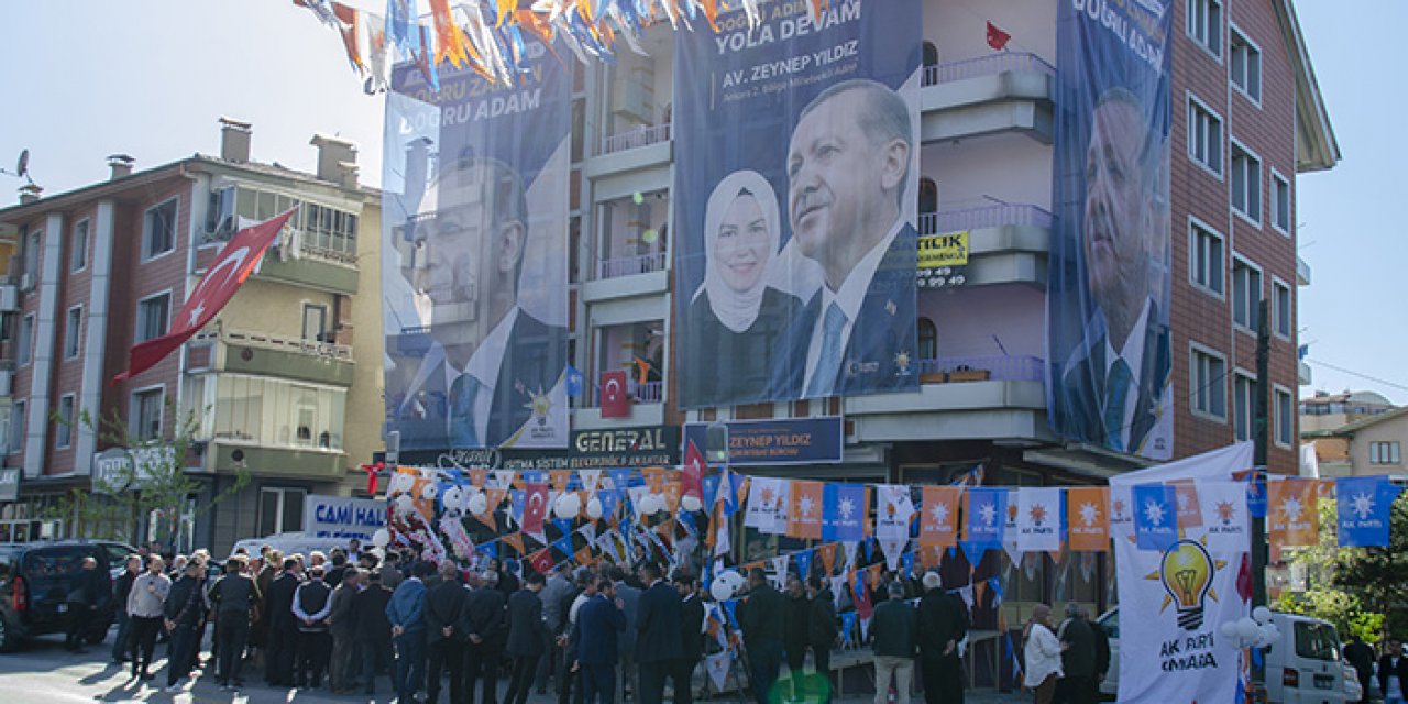 Başkentte AK Parti ve CHP seçim merkezleri açıldı