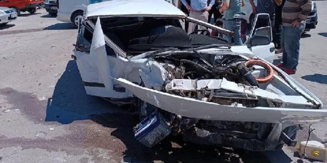 Ankara'da feci kaza: Araba hurdaya döndü