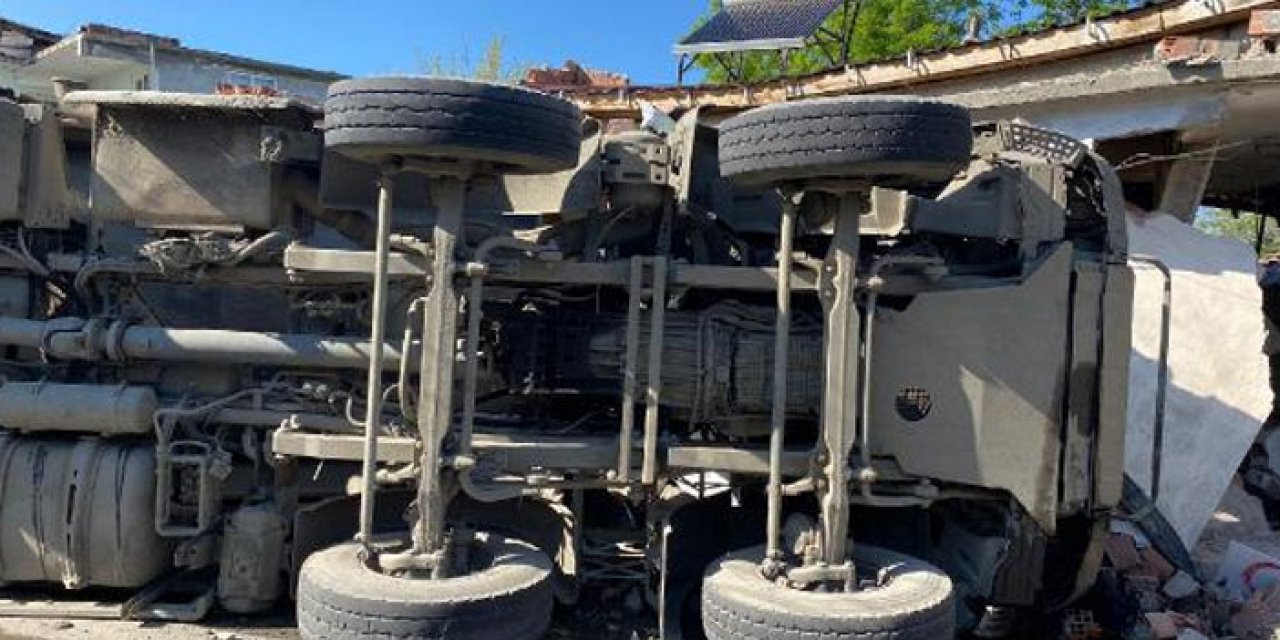 Kontrolünü kaybeden kamyon sürücüsü eve daldı