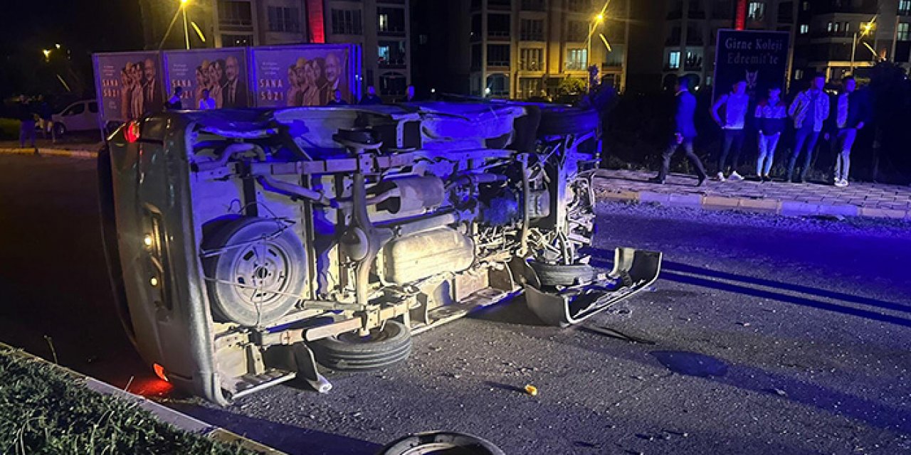 Balıkesir’de panelvan direğe çarptı: 1’i ağır 3 yaralı