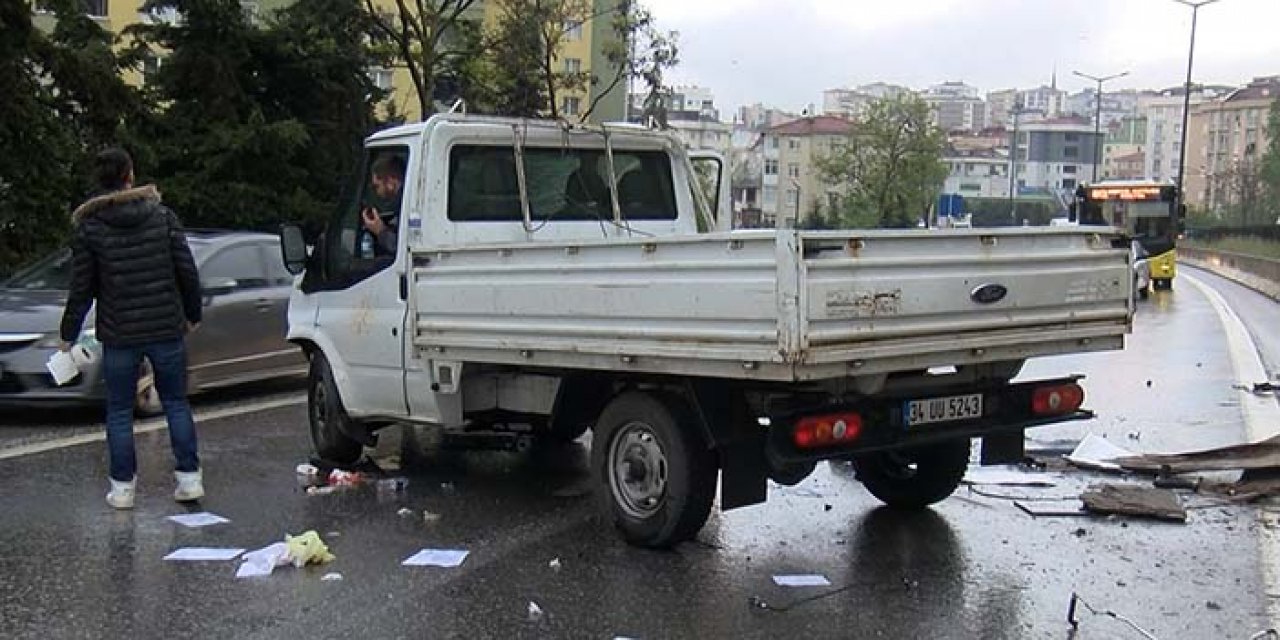 İstanbul’da kamyonet refüje çarptı: 1 yaralı