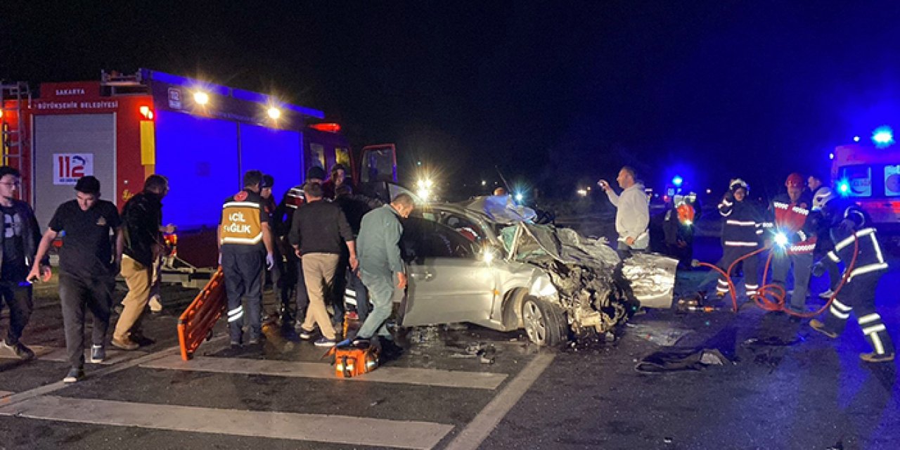 Sakarya’da iki otomobil kafa kafaya girdi: 2 ölü 3 yaralı