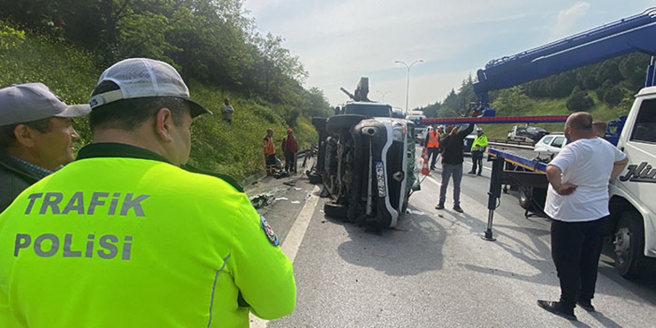 TEM’de minibüs devrildi: 2 yaralı