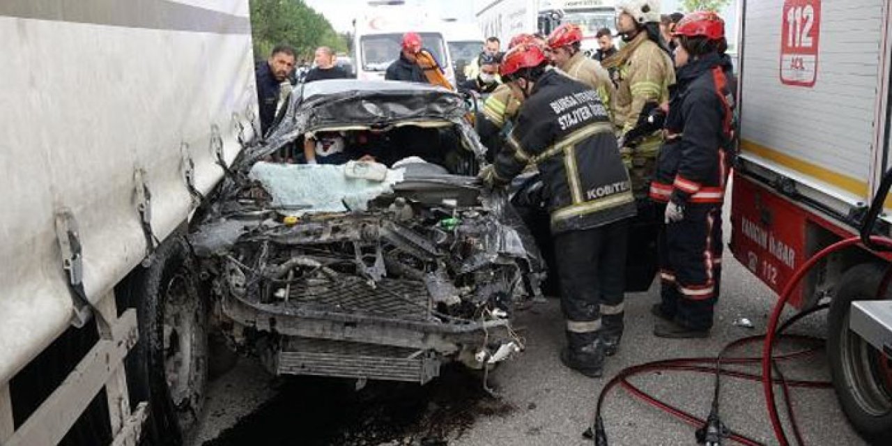 TIR'a arkadan çarptı: Araçta sıkışan 2 kişi ağır yaralandı