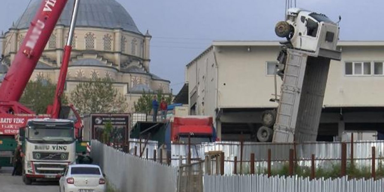 Hafriyat kamyonu inşaatın temeline devrildi