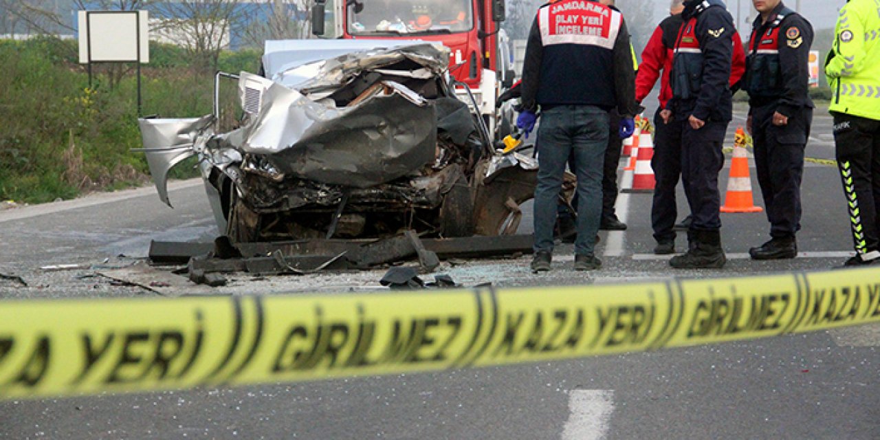Bolu'da korkunç kaza: Otomobil hurdaya döndü