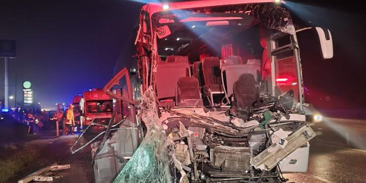 Tur otobüsü TIR’a çarptı: 33 yaralı