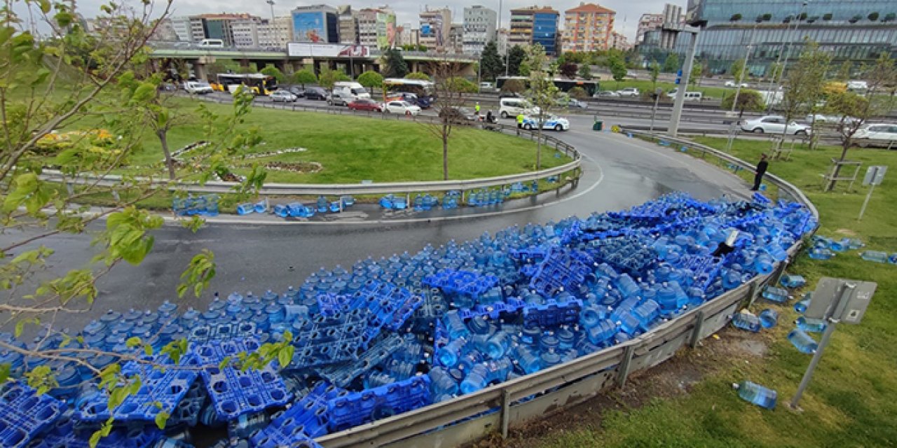 TIR virajı alamadı: Yüzlerce damacana yola saçıldı