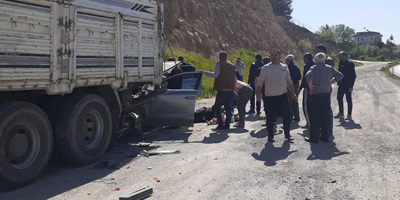 Park halindeki kamyona çarptı; 5 yaralı