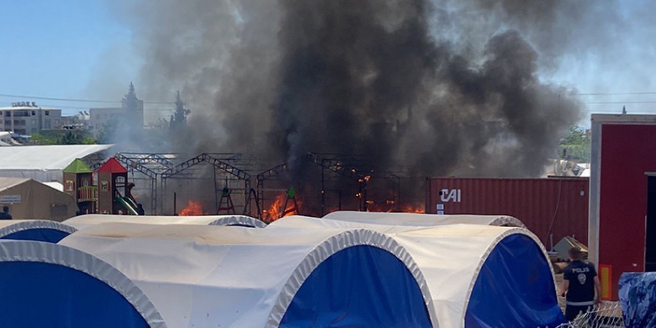 Çadır kentte eğitim ve etkinlik çadırları yandı