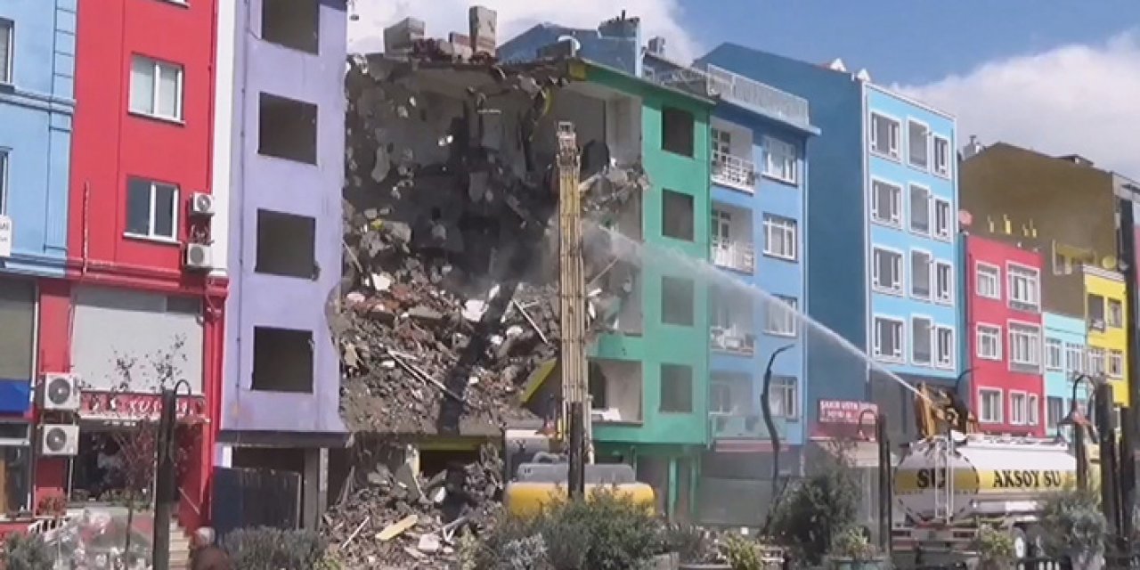 Yıkım esnasında bir dükkanında duvarı yıkıldı