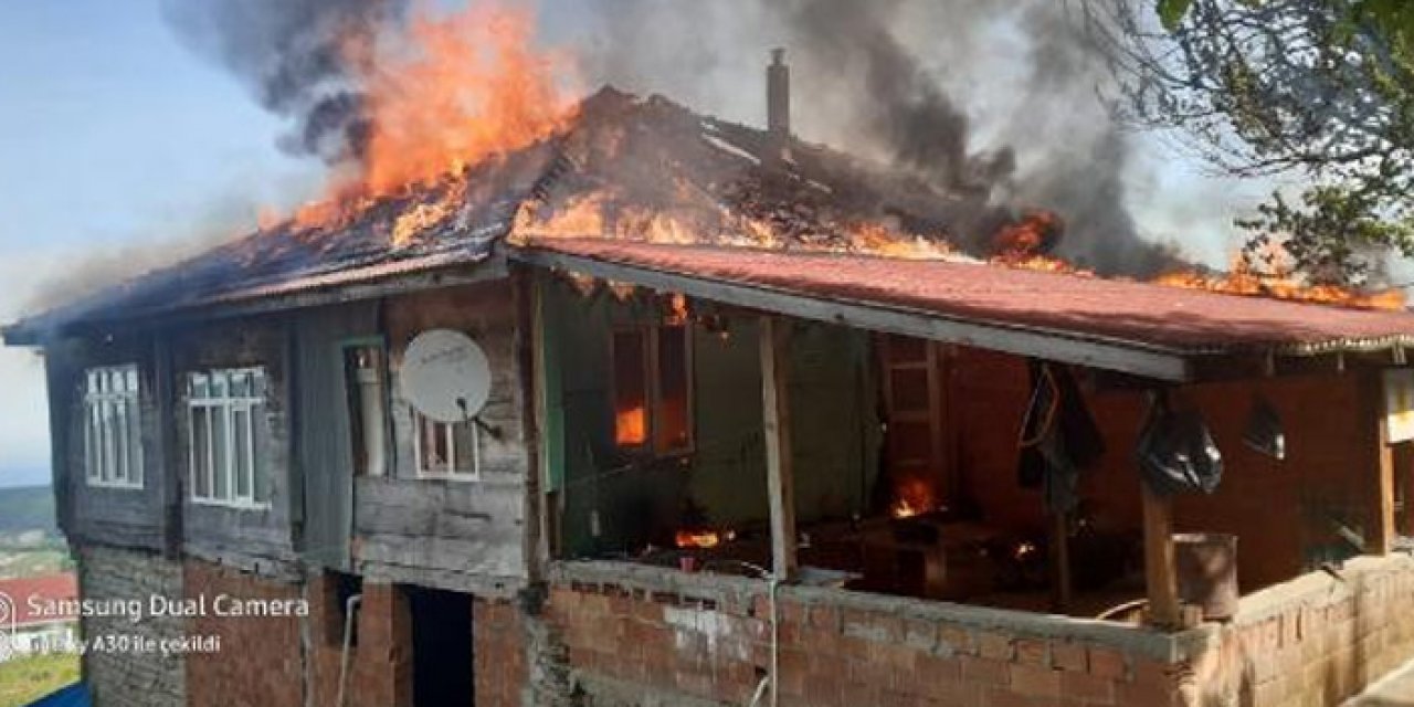 2 katlı ahşap ev alevlere teslim oldu