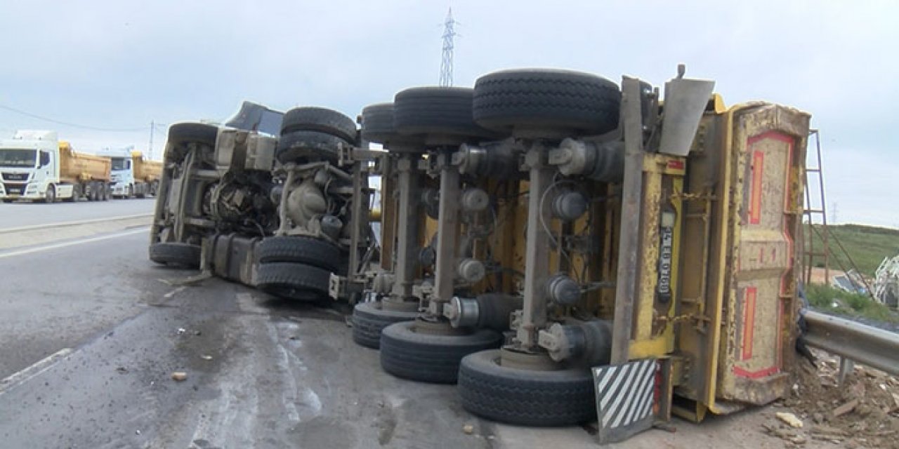 Hafriyat kamyonu devrildi: 1 yaralı