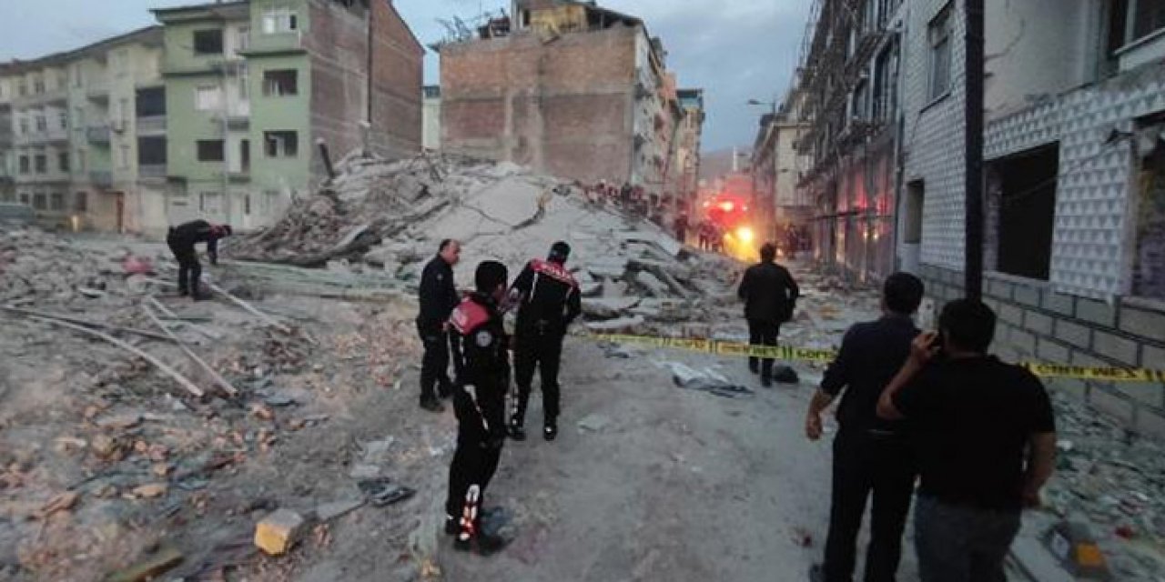 Malatya'da 4 katlı bina çöktü: 1 kişi enkaz altında