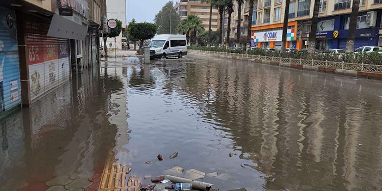 Deniz yükselince rögarlardaki su taştı