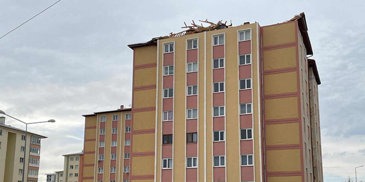 Şiddetli rüzgar çatıyı yerinden söktü