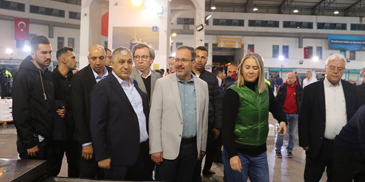 Bakan Kasapoğlu İzmir su ürünleri halini ziyaret etti