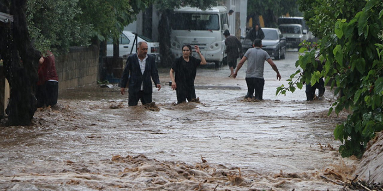 Adana’yı sağanak vurdu: Dereler taştı, yollar göle döndü