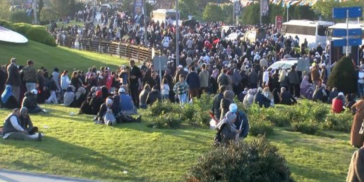Miting sonrasında metrobüs duraklarında yoğunluk
