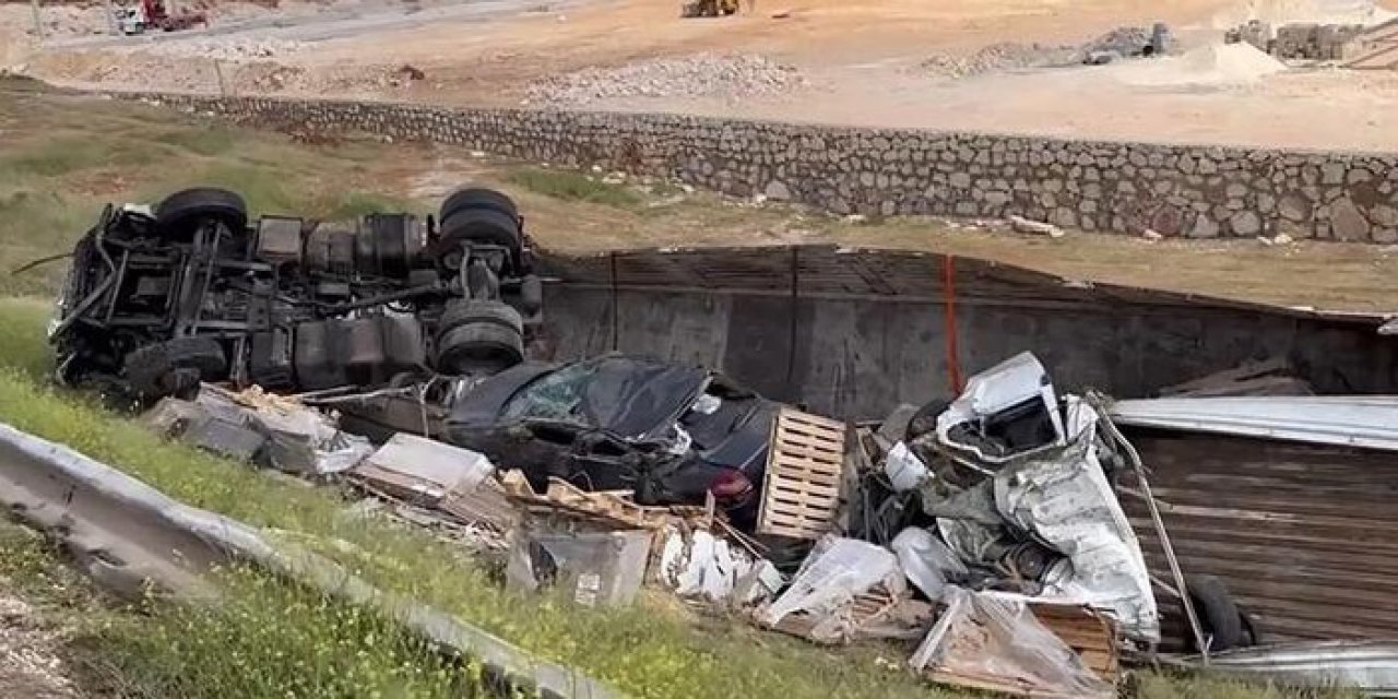 Araç yüklü TIR'la ticari araç çarpıştı: 6 ölü 1 yaralı