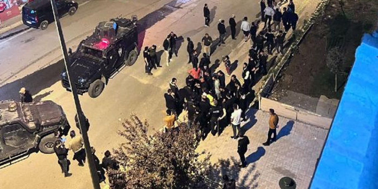 Sokak ortasında bıçaklı kavga: 13 kişi yaralandı