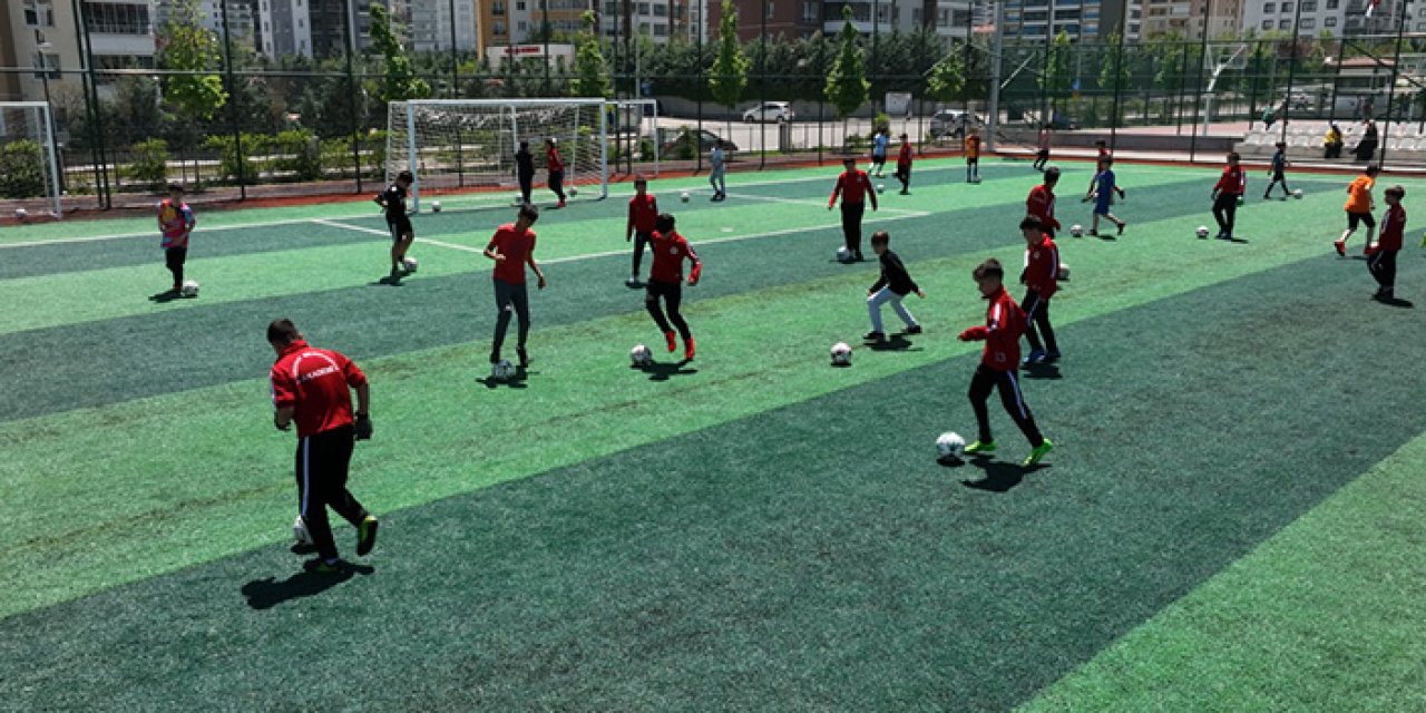 Etimesgut Belediyesi geleceğin futbolcularını yetişiyor