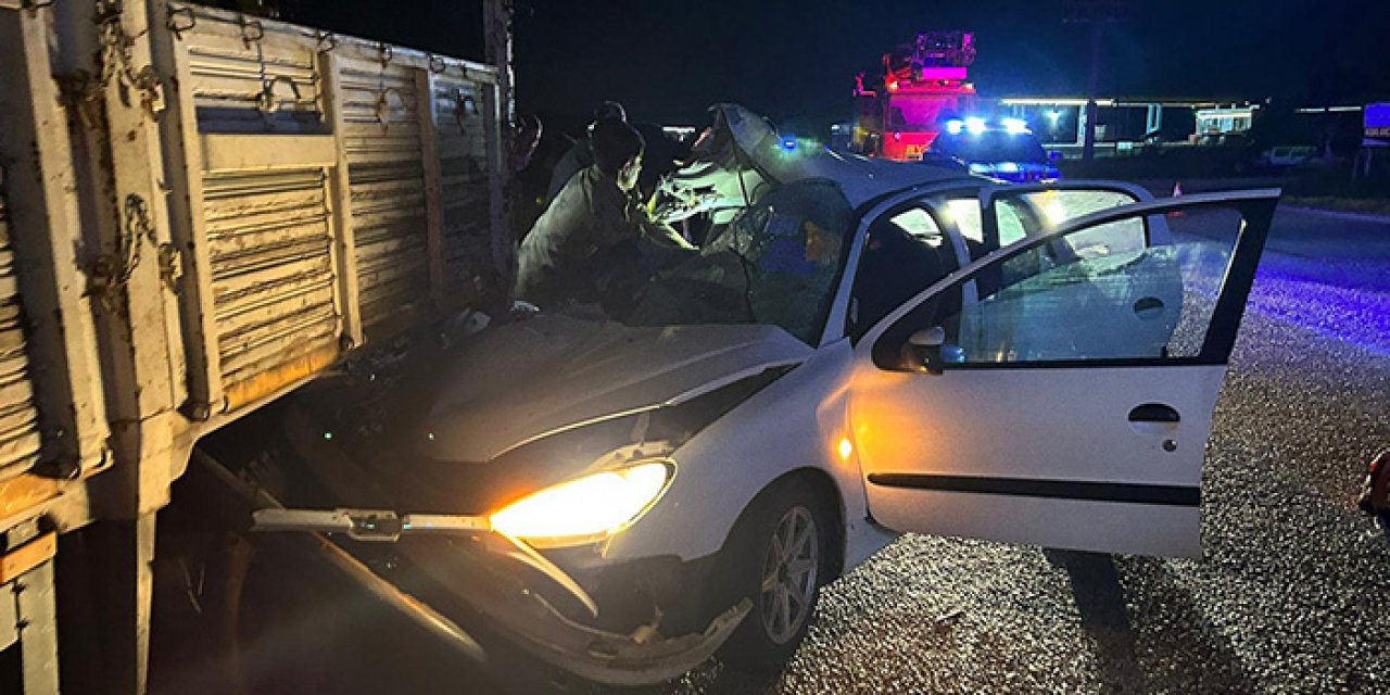 Adıyaman’da otomobil ile kamyon çarpıştı; 1 ölü 1 yaralı