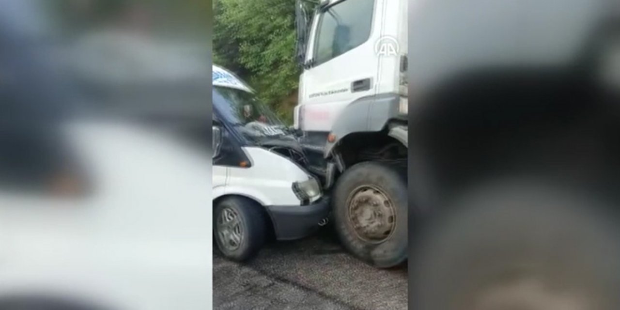 Minibüsle beton mikseri çarpıştı: 7 yaralı