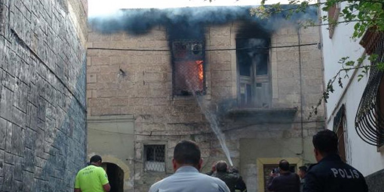 Kilis'te 2 katlı evde yangın çıktı
