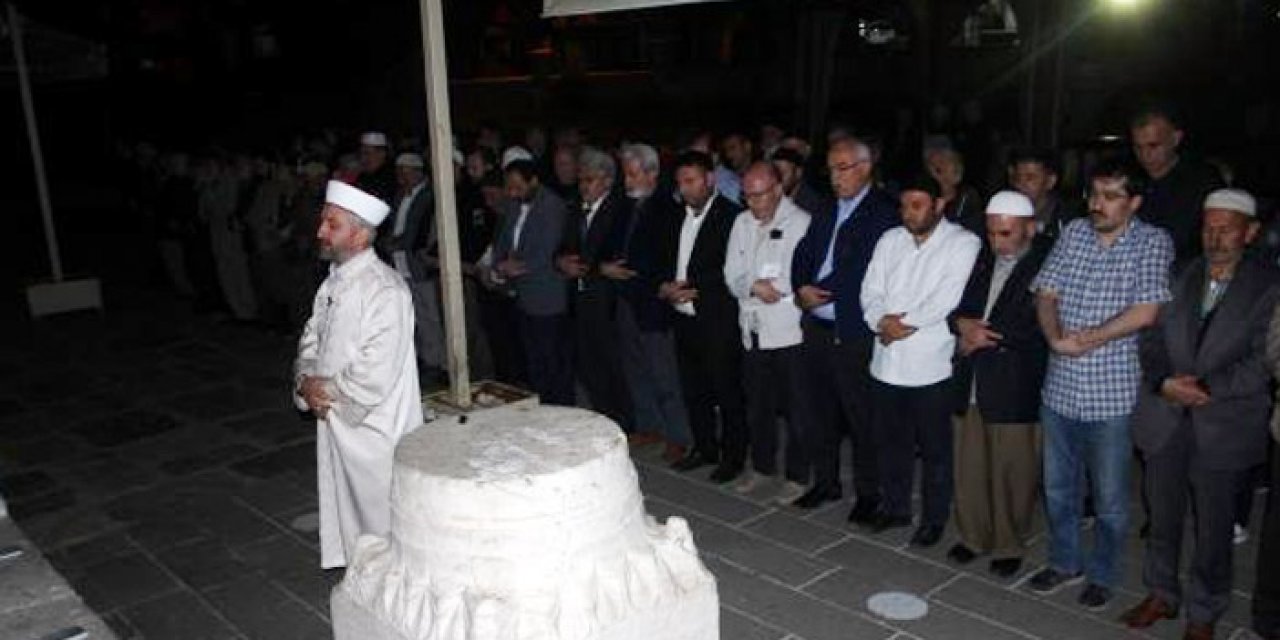 Öldürülen Filistinliller için gıyabi cenaze namazı kılındı