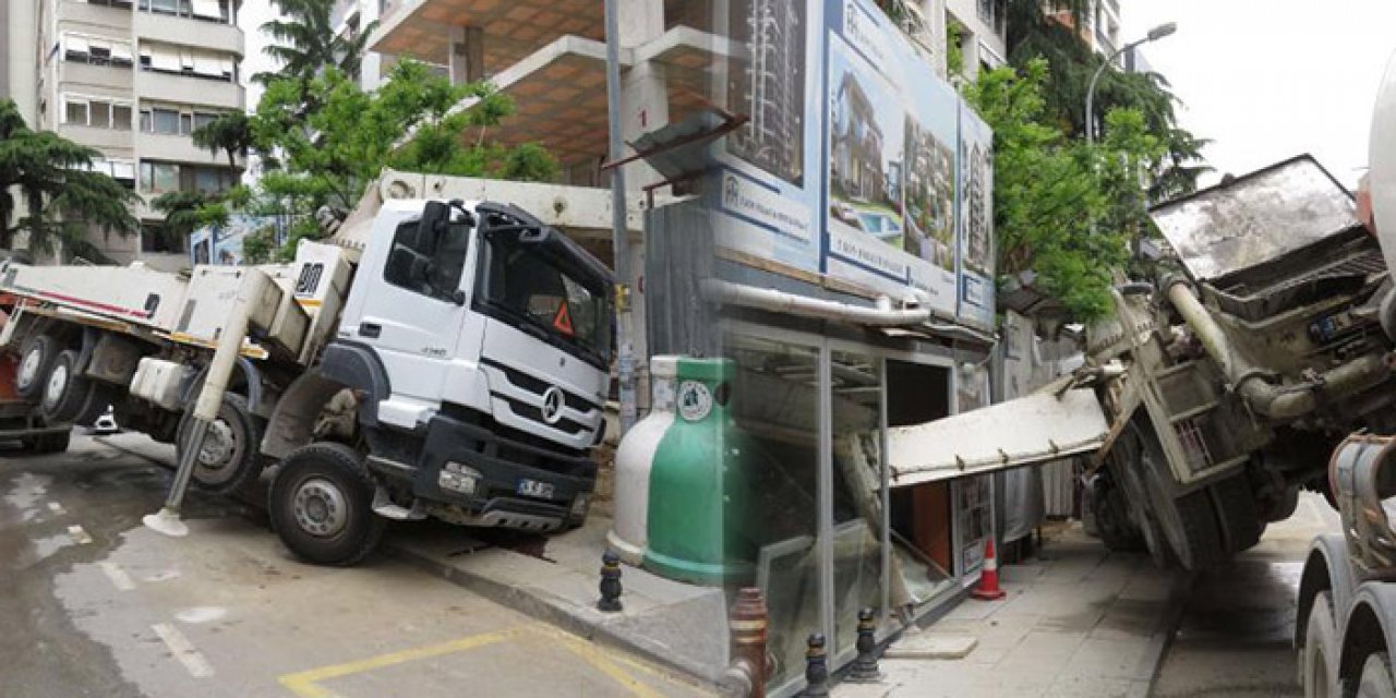 Çöken yolda beton dökme pompası yan yattı