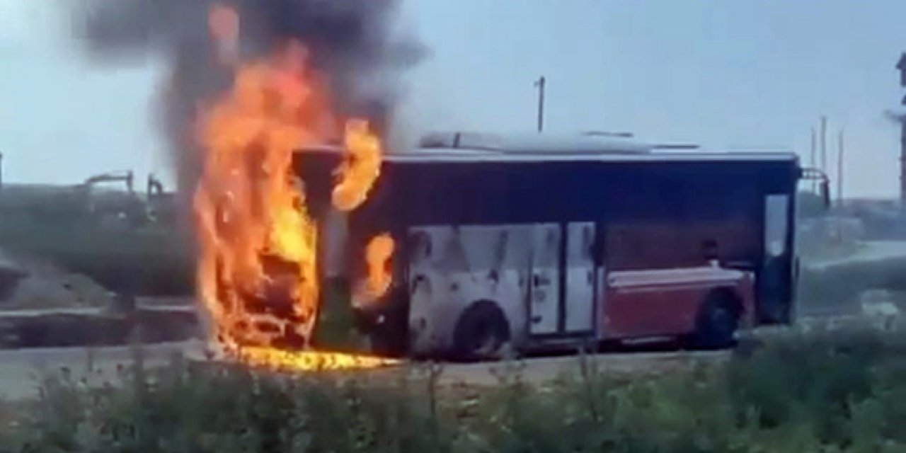 Belediye otobüsü alev topuna döndü: Kullanılamaz hale geldi