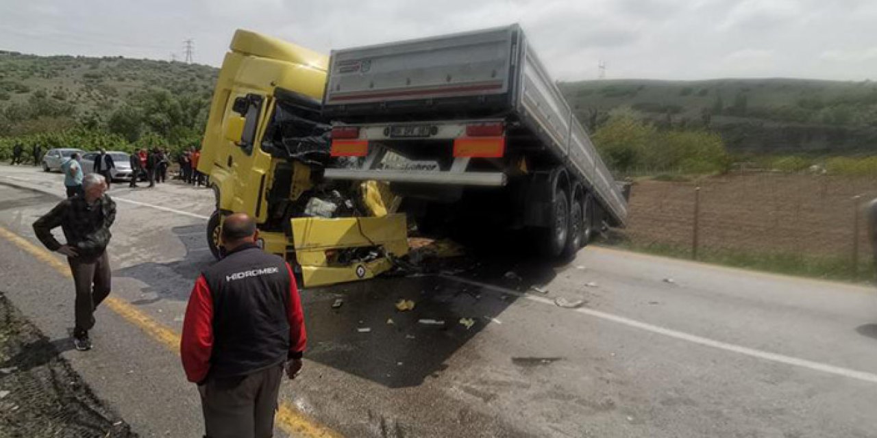 2 TIR kafa kafaya çarpıştı: 2 yaralı