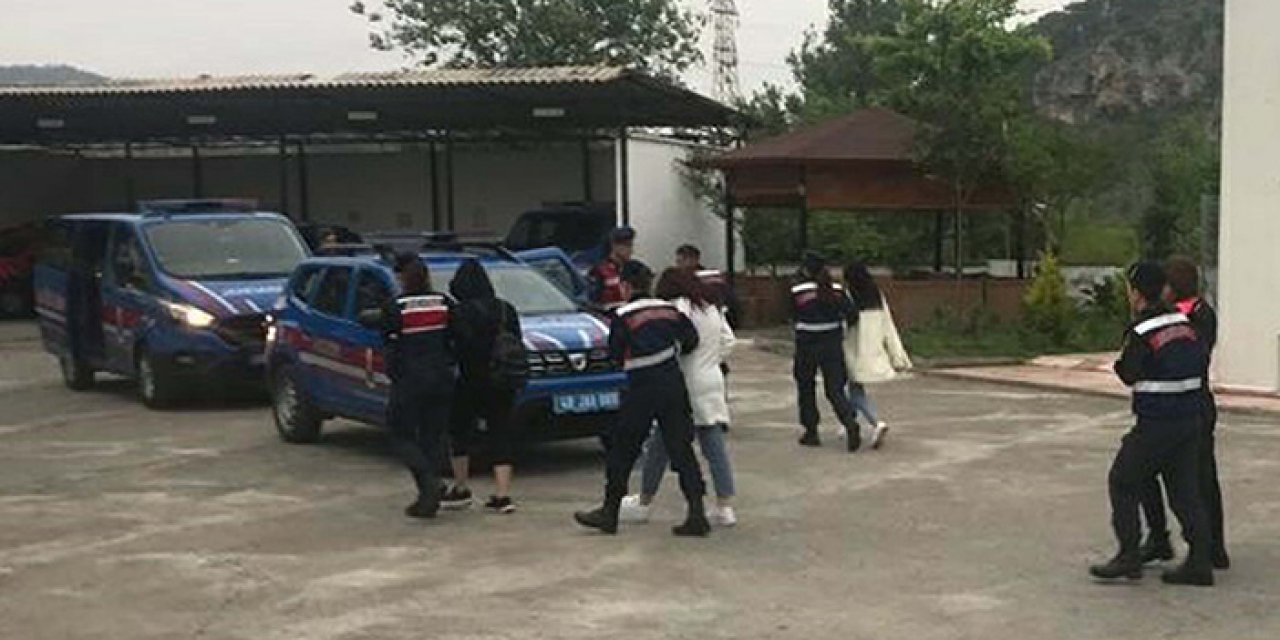 Masaj salonlarına fuhuş operasyonu; 8 gözaltı