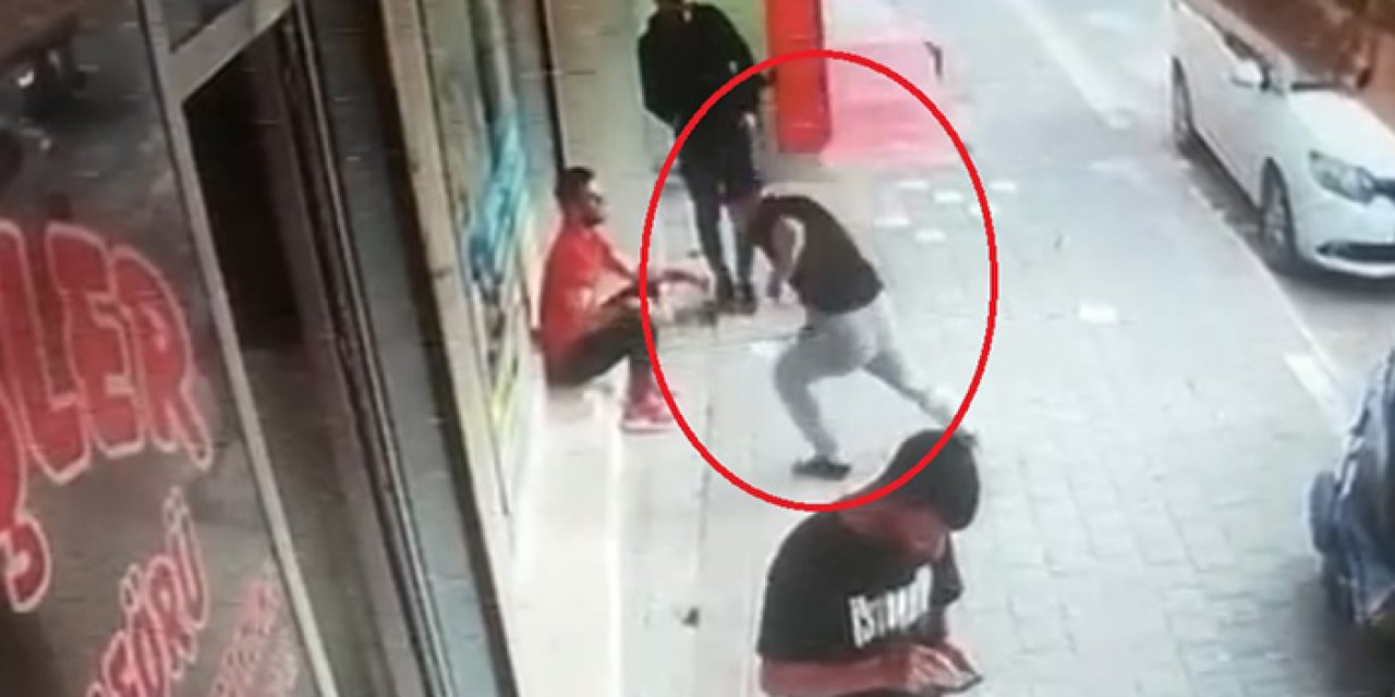 Sokak ortasında husumetlisine saldırdı