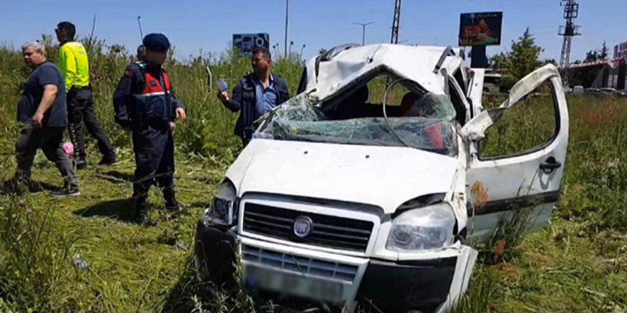 Yoldan çıkan araç tarlaya devrildi 6 kişi yaralandı