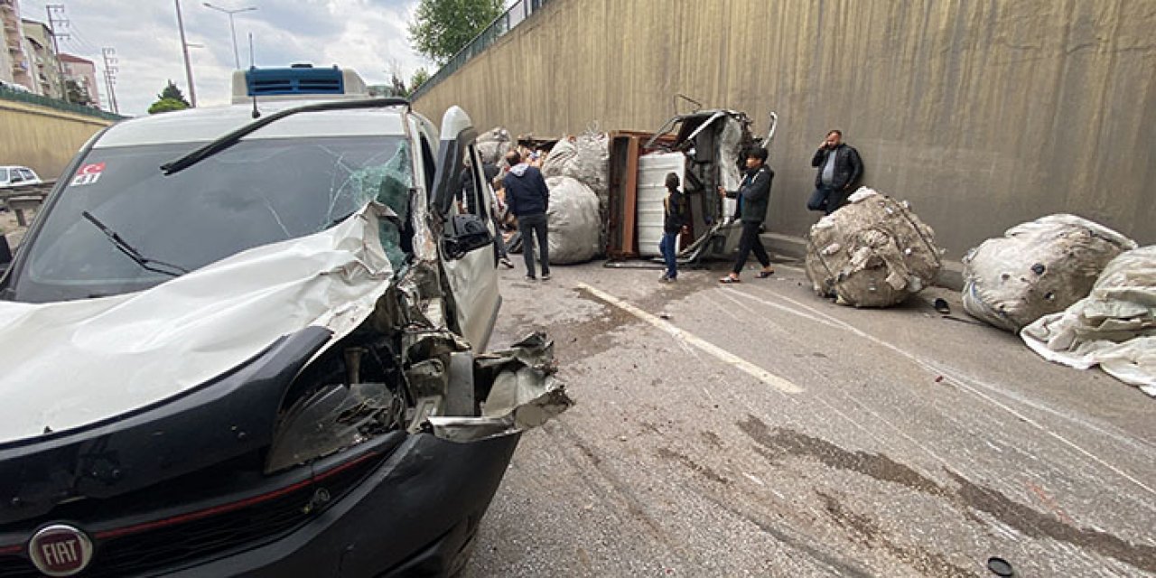 Hafif ticari araç ile kamyonet çarpıştı: 3 yaralı