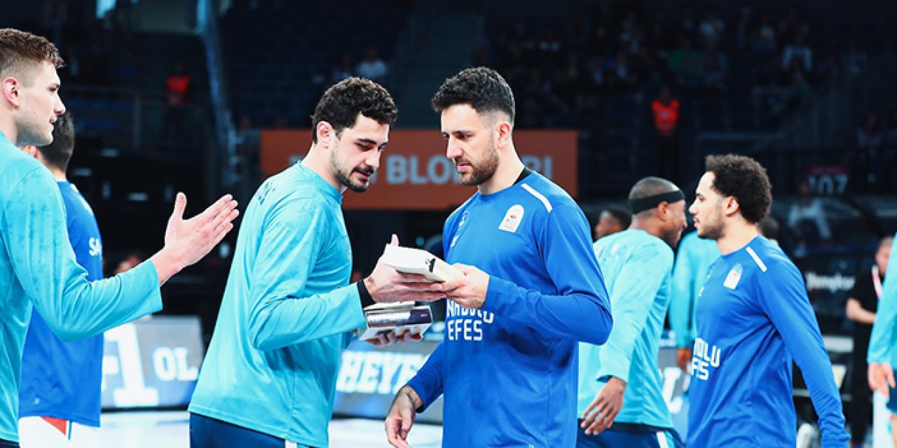 Anadolu Efes'ten depremzedeler için binlerce kitap