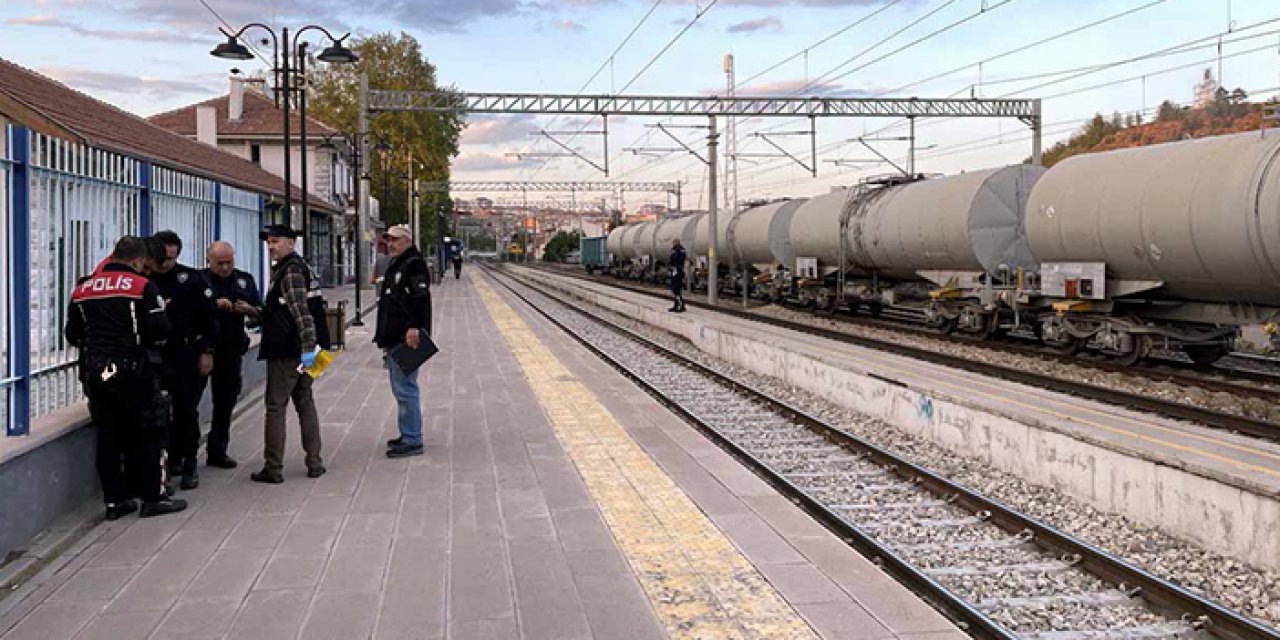 Vagonların üzerine çıkan çocuk akıma kapıldı