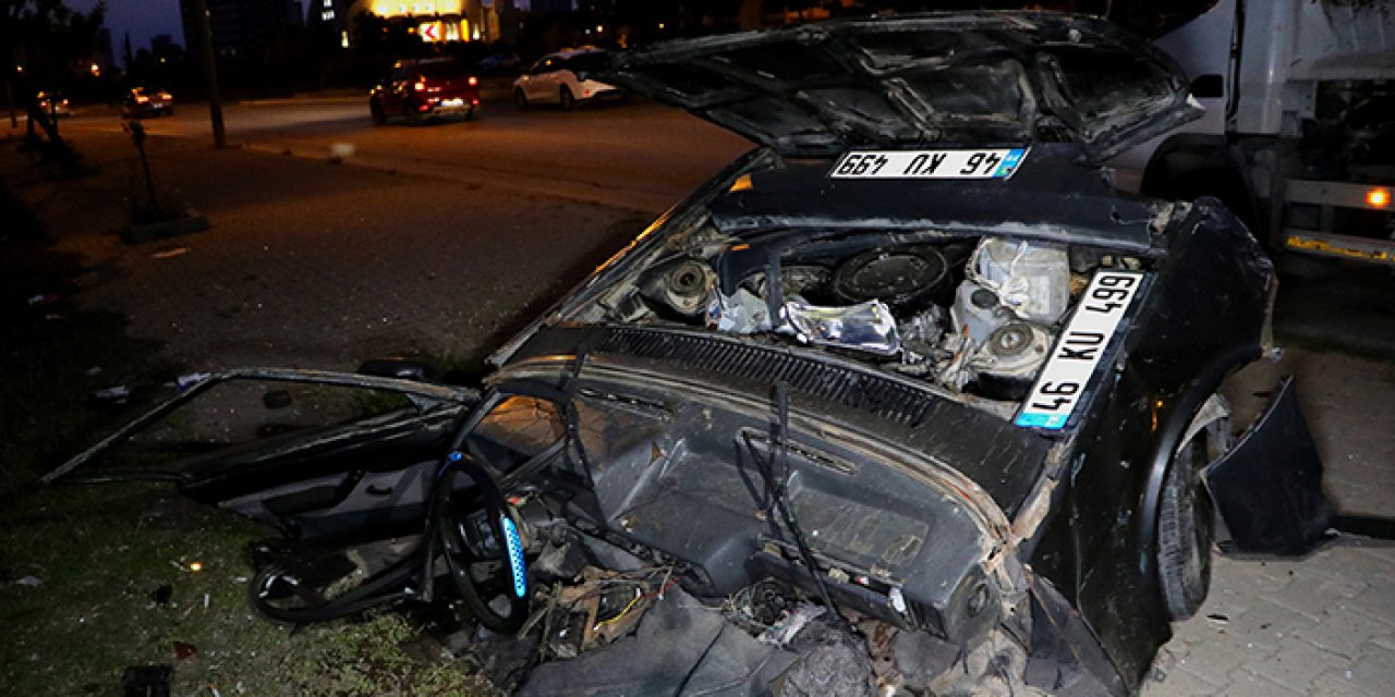 Direğe çarpan otomobil ikiye bölündü: Sürücü hayatını kaybetti