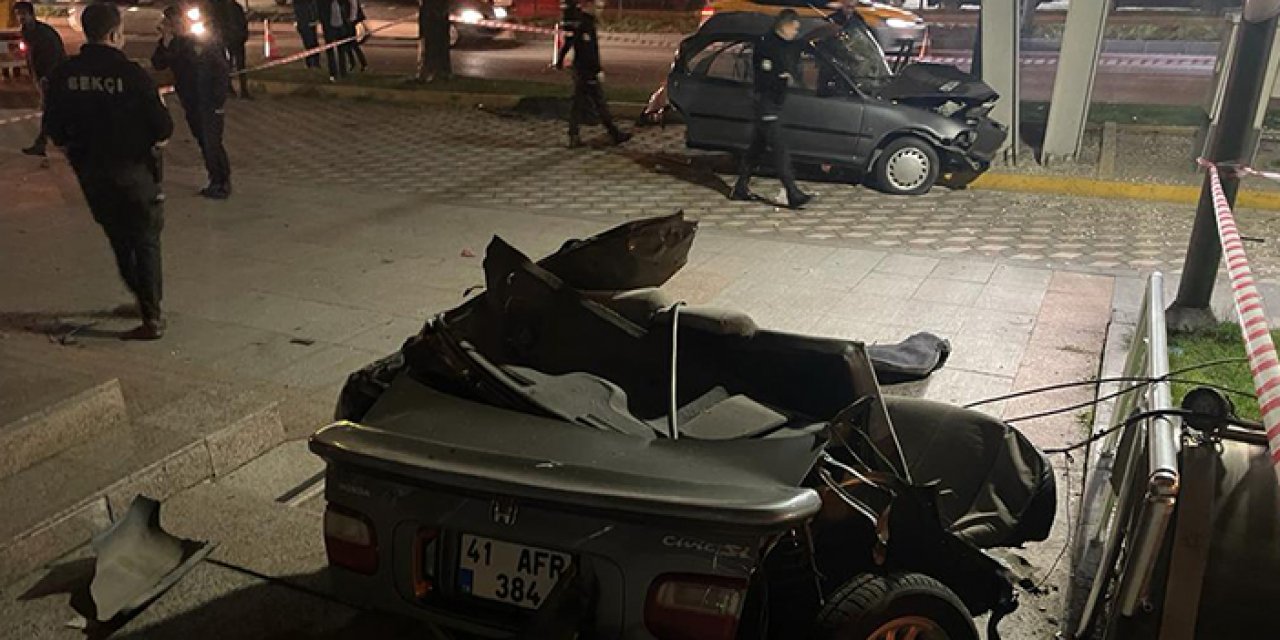 Üst geçit ayağına çarpan araç ikiye ayrıldı