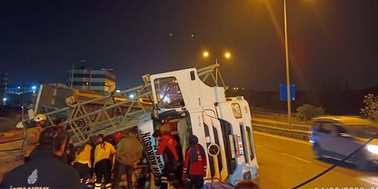 Tuzla’da damperi açık ilerleyen TIR devrildi